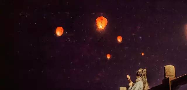 一个不努力的人，别人想拉你一把，都找不到你的手在哪里。

风丝袅，情难却，苍凉的夜，思念如纱，一朝红尘梦只错落成一地的悲伤，一世倾城颜却抵不过半城烟沙。亦虚亦实，亦爱亦恨，叶落无声花自残。只道是，寻寻觅觅，冷冷清清，凄凄惨惨戚戚；却无奈，天长地久有时尽，此恨绵绵无绝期