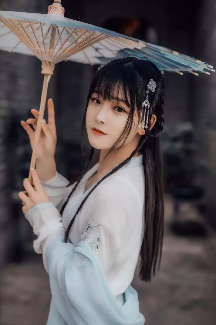 读张嘉佳的《从你的全世界路过》其中有一段深有感触：“一个人的记忆就是一座城市，时间腐蚀着一切建筑，把高楼和道路全部沙化。如果你不往前走，就会被沙子掩埋。所以我们泪流满面，步步回头，可是只能往前走……”