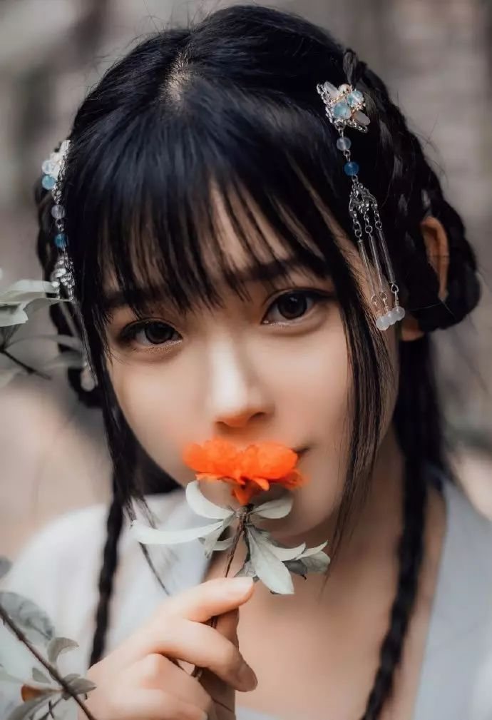 或许，那些沉寂于岁月的东西，总是最美的。那些止于唇齿的爱，总是最温柔的。一些来不及正式道别的人，总是最想念。就那样，飘摇、动荡，留在了永恒记忆的那座沙城里。

