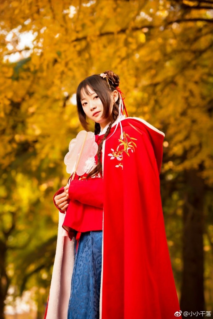 飕飕不觉声,落叶悠悠舞!