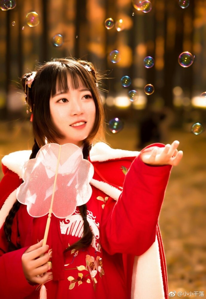 捡起一片落叶,假装不再飘零。