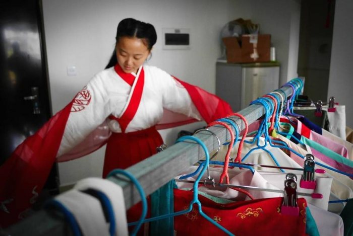 “我一年四季都会穿汉服，而且都是我自己的原创。很多人认为汉服复杂，应该是受宫廷偶像剧的影响。你看我现在穿的这件，是我为了推广汉服文化而设计的日常款式，肩上的花纹，是“汉服”两个字的篆书异形设计。