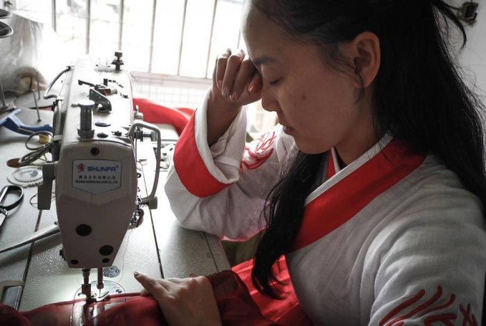 还有这套，是由敦煌文化衍生设计的唐朝风格的汉服，是按唐朝最时尚的形制‘袒领襦裙’来设计。”每一件汉服在王红梅的眼中都是珍宝。