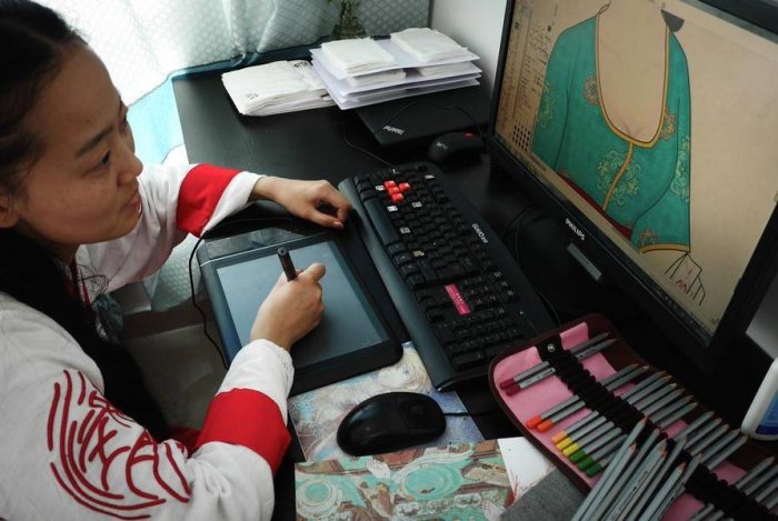 “我从小就喜欢服装设计，原本高中想学画画考服装设计，父母传统观念原因不同意，就只好放弃了。”乖乖女王红梅听从了父母的安排，在大学选择了汉语言文学专业，但进入大学后仍不甘心，就开始从网络上自学服装设计。