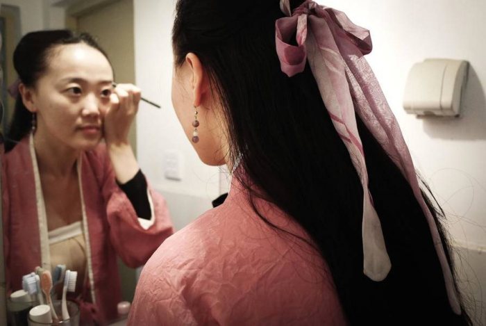 服装需要设计图稿，需要绘画功底，她就一遍遍的自己练习，完全零起步，“要说有没专门找老师学画画，上小学那时候的美术课算吗？”王红梅笑嘻嘻得问。