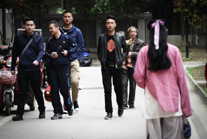 学会了画图稿，还要学会做样衣，这对从未做过针线活的王红梅来说，是个巨大的挑战。不是最开始裁布出错，就是在缝制的时候走线出问题。“最开始，别人用两米就能做完的东西，我可能要用六米甚至更多。”