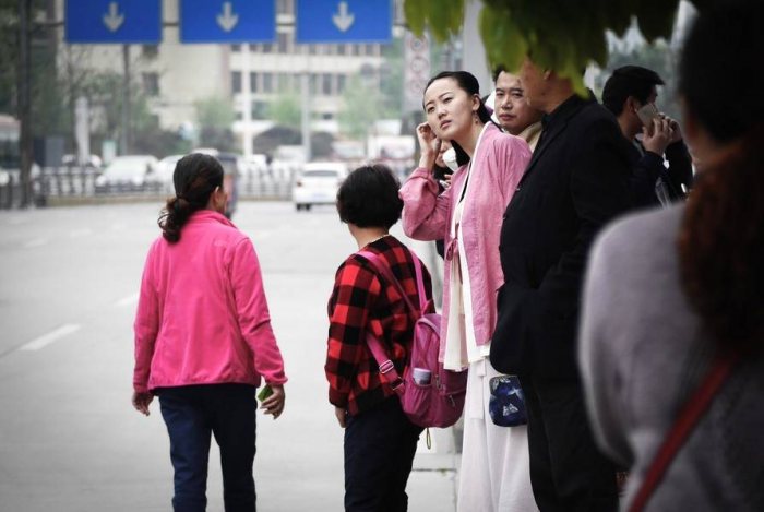 大学毕业后，依然因为父母的反对，王红梅接触了一些家教、销售的工作，但她发现自己最爱的还是汉服设计，这一次，她选择坚持自己的想法，说服父母得到了暂时的同意，“口头上是很反对的，一直催我考公务员。