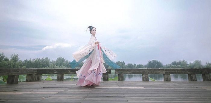 现在王红梅的工作室勉强算是收支平衡的状态。说是工作室，其实就是一个和朋友合租的小房子，60平左右。“我现在能做汉服设计已经很开心了。希望自己能真正做好汉服设计，能让更多的人了解汉服，更多的人在街上穿汉服，就好了！”