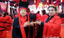 石家庄百位老年夫妻着汉服行汉礼 重温结婚激动时刻