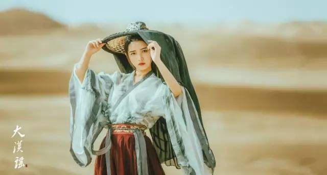 一盏定情茶,一见钟情只为卿,卿陪我可好?
一轮水中月,花前月下只为卿,卿随我可好?