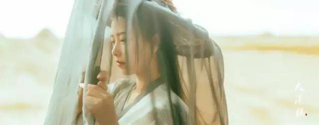 一场梨花雨,凉尽苍生只为卿,卿懂我可好?
一幕断桥雪,柳岸垂泪只为卿,卿守我可好?