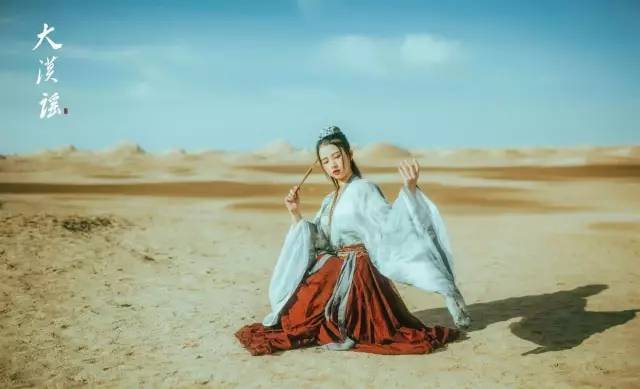 一世花满楼,十里桃花只为卿,卿念我可好?
一首凤凰劫,千年执念只为卿,卿想我可好?