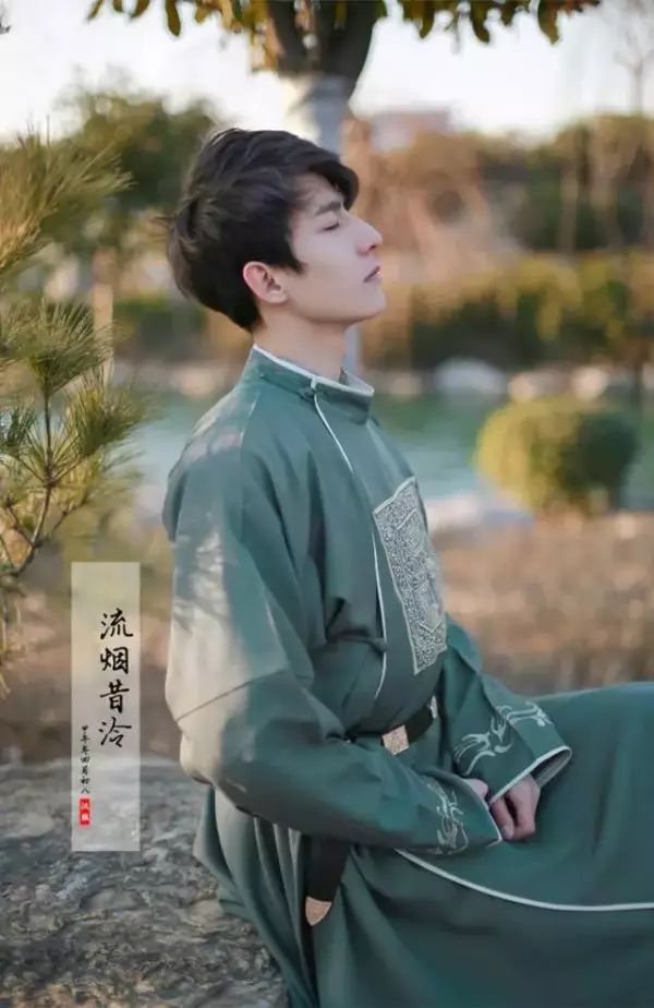 一套圆领袍，承载着属于男人们的英雄主义。
　　穿上它，有时候扮演“杀手”，迅速出击，有时候要做“领袖”，立下决定，心被坚定的目标引领，跳动地分外铿锵，时而充满血性，时而流露温情。