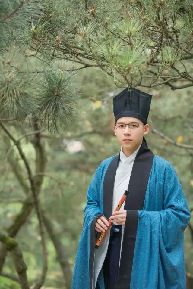 一套直裾，用优雅来声明从容不迫才是男人不变的吸引力。
　　宗之潇洒美少年，举觞白眼望青天。此时，你是否想饮一杯淡淡的薄酒，哼一曲古老宁静的歌，将此前所有的告别都一饮而尽。
