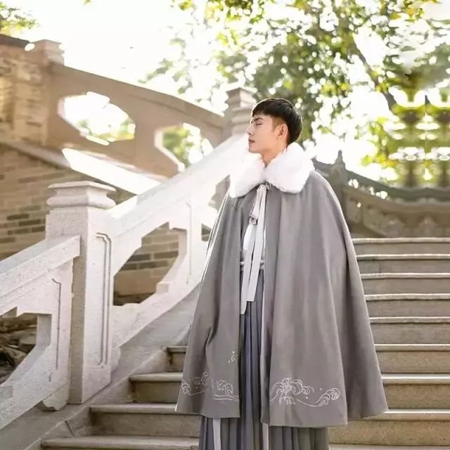 一件斗篷，给人以登峰造极的自我实现感。
　　是绝对强势的代名词，它的企图心十分张扬，洋洋洒洒地绽开，定格在苍茫的岁月之手。