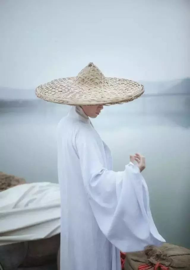 一件道袍，凝华人生所有的浓浓淡淡。
　　似乎没有一种服装，再如它般宁静超然，在自我的独白中，勾勒出简单的人世山水。