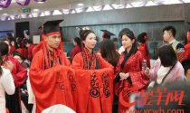 广州首届社工集体婚礼举行：穿汉服、行结发礼