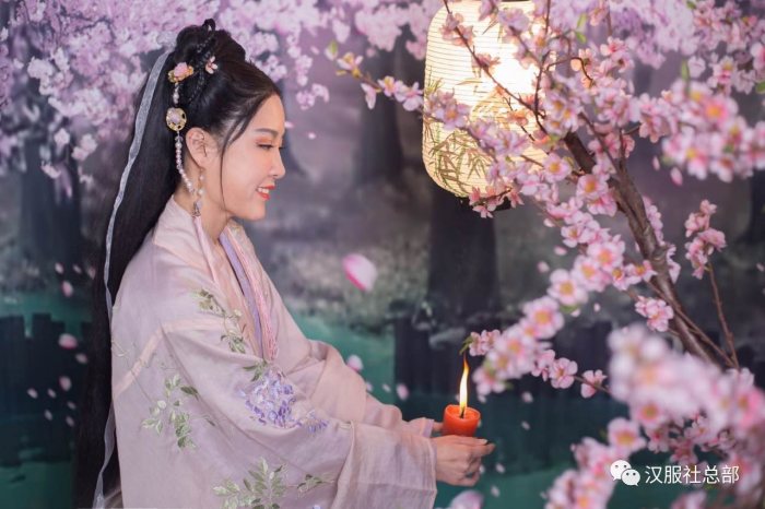 是啊，一个季节的轮回，演绎了花蕾的吐蕊，徐徐开放的花朵，清新大方的伸展着腰肢，在夏天的阳光下尽情的散发着清香，让人们在走过它身边的时候，让微笑溢满身心。还有什么比这样的美景牵人心魄的呢？
