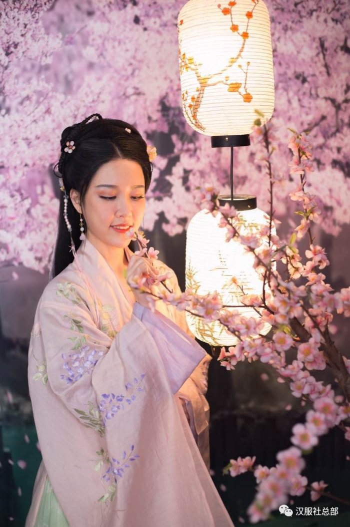 万物虽然是这个时光的过客，但是却是让静谧的时光变得饱满绚丽，各种各样的姿态输入世间时，让列车在奔驰的路途里领略无穷的感染力，再让其中的生命在各自的纷呈里渲染自己的魅力。