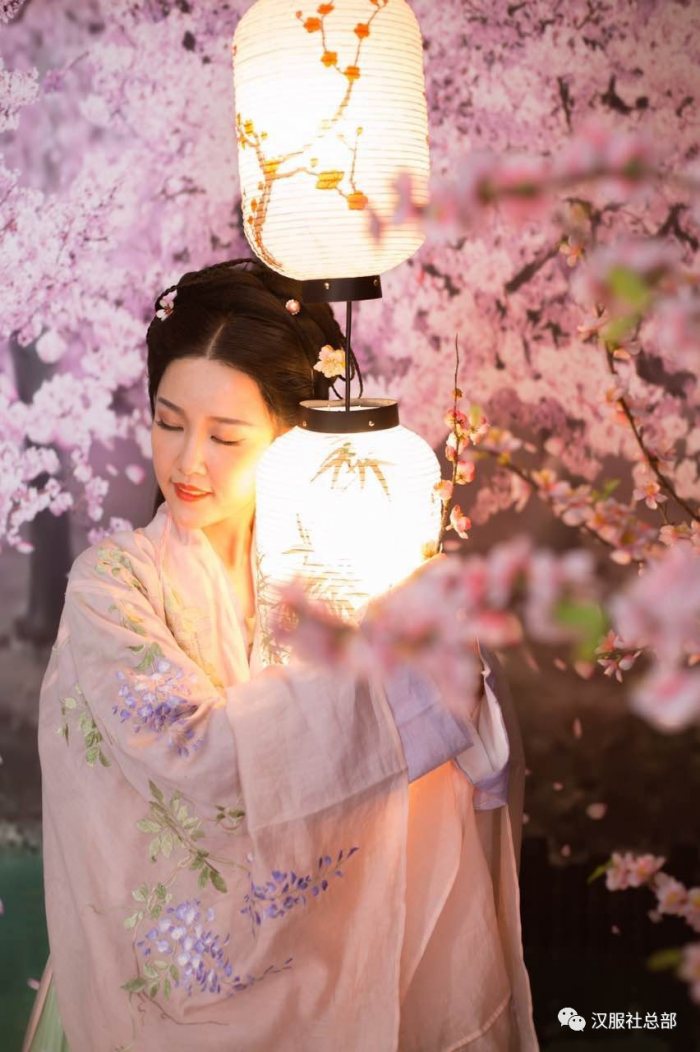 生命和花朵也是同生共死的缘分，在每个季节飘零的花瓣，有又一季的延续，而人生只有这一次的花开花落的过程。所以，在羡慕花瓣飘落的时候，心里不由自主会生出一种惆怅。