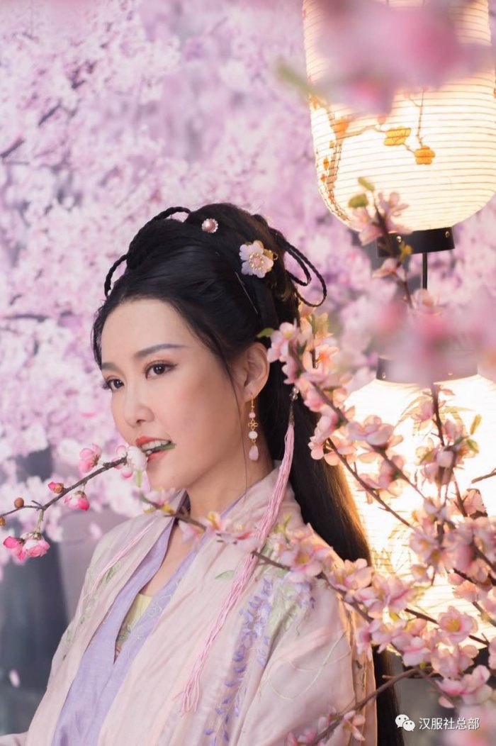 匆匆的时光带着流水的光阴，一眨眼，季候就会变迁，容颜也在季候的变迁里老去。去郊外登山，看到了漫山遍野的三角梅，红红火火的开放着，怎么不让人爱着这样的美景?