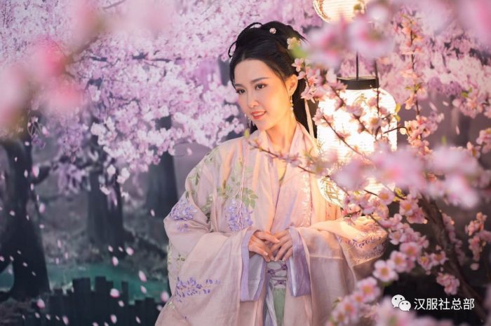 心随花动的灿然让心情美丽灿烂起来，让老去的心溶进了岩浆一样的热情。不时飘落的花瓣还带着新鲜的花香，安然的落在了花树的脚下。花语无言，而它却用一季的生发倾述了美好的时日。