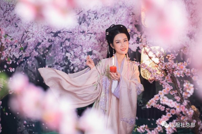 人生多于花朵的思想，渲染的能动性，至善至美的给与了花朵无限的遐想，让花朵变得灵动起来。每一瓣飘落的花瓣，都是一句最后的语言，在潇洒的飘落里变成永生的安放在大自然。