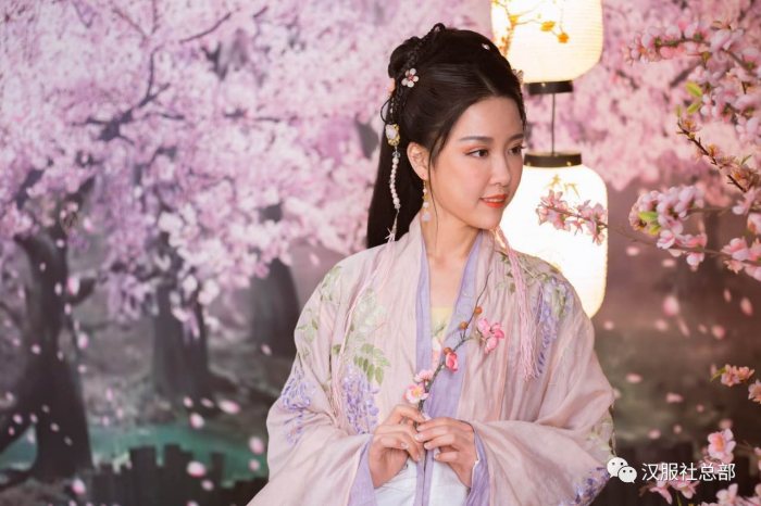 花树下，一场花瓣雨，纷纷扬扬，把我的感叹也一同埋葬在花瓣雨的飘落里，如果有那么一个焕彩的幻象与我，一定会驾驭着灵魂一同与花海奔赴往生。下一世，请许我做一朵荷花，让清洁高雅覆盖身心。下一世，请许我做一朵梅花，在白雪皑皑里绽放。