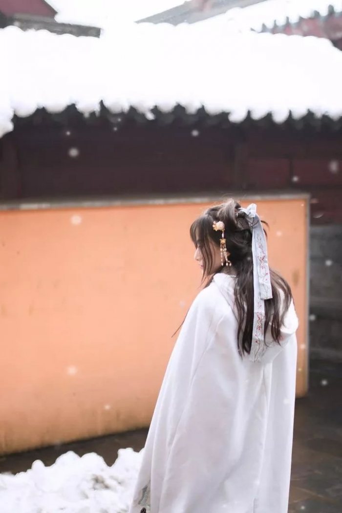 胭脂点缀艳枝头，处子含苞蓓蕾柔。
二月新春花欲绽，清香十里满坡流。