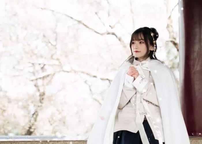 冰肌玉骨敬寒梅，傲气凌然屹雪开。
怒放飘香千万朵，花含笑艳绽春雷。