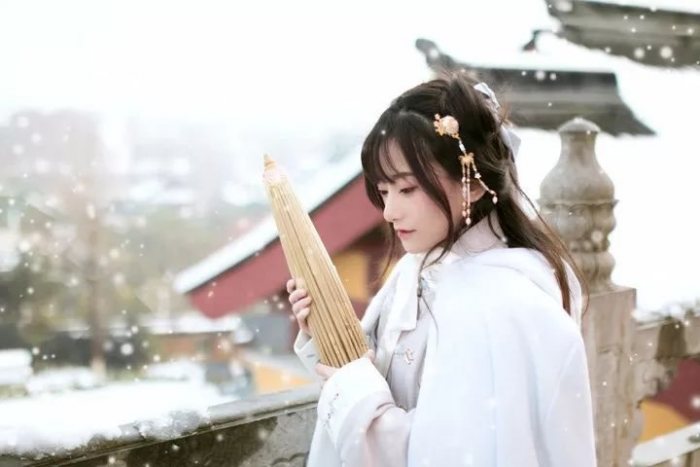 绿宝红钻缀满枝，萌萌欲动惹心滋。
春风绿透江南岸，十里花香绽笑颐。 