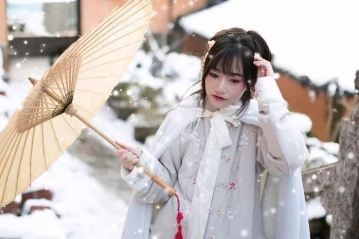 满院风霜落叶侵，携君踏雪暗香寻。
独钟俊俏胭脂色，驿寄梅花慰寸心。
