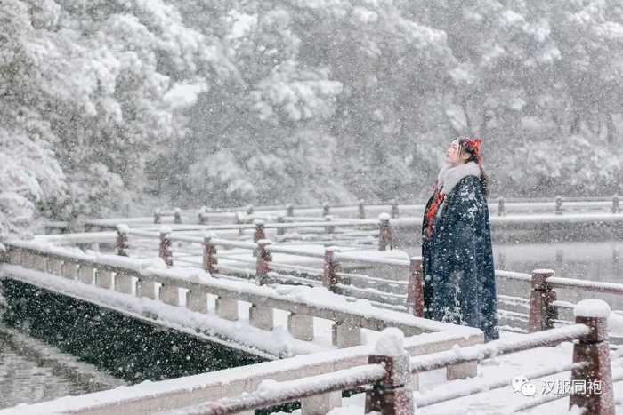 人间天上,烂银霞照通彻。