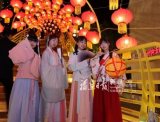 漳州市区“彩虹飘带”上 00后“小仙女”穿汉服闹花灯