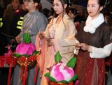 闽台青年福州穿汉服持花灯欢度元宵夜