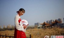 潜江初中生“忙里偷闲”穿汉服 持扇舞袖古韵十足