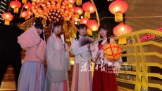 漳州市区“彩虹飘带”上 00后“小仙女”穿汉服闹花灯