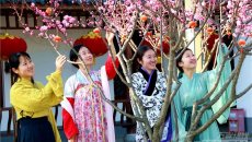 合肥美女城管“蓝”装换红装 身着汉服徜徉在滨湖春色中