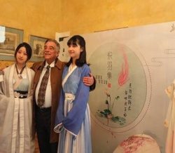 影星徐娇汉服展示了融合古典之美和时尚之美