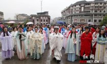 永州：百余师生穿汉服“祭花神”