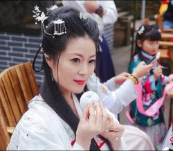 雅安蒙顶山：汉服出游踏青 花朝节里忆传统