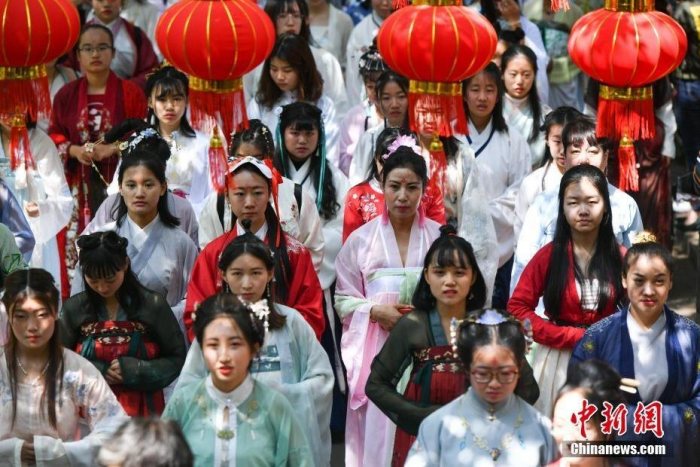 3月18日，云南汉服协会与昆明金殿公园共同举办“花朝节”踏青活动，吸引近千名汉服爱好者身着古装以古礼祭祀“花神”，赏花踏青。