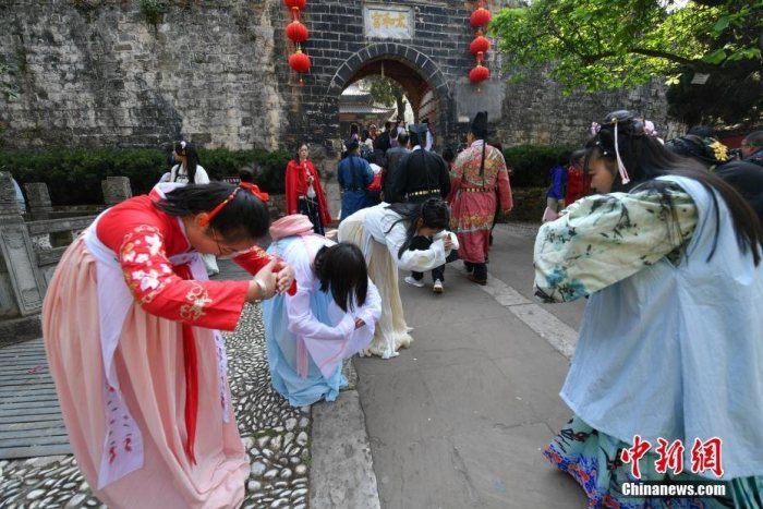 花朝节是汉族的传统节日，一般于农历二月初二、二月十二或二月十五举行。