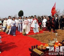 汉服美人游芒砀 桃花更是笑春风