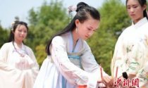 江西多所高校12名女生穿汉服扮“花神”祭祀花朝节