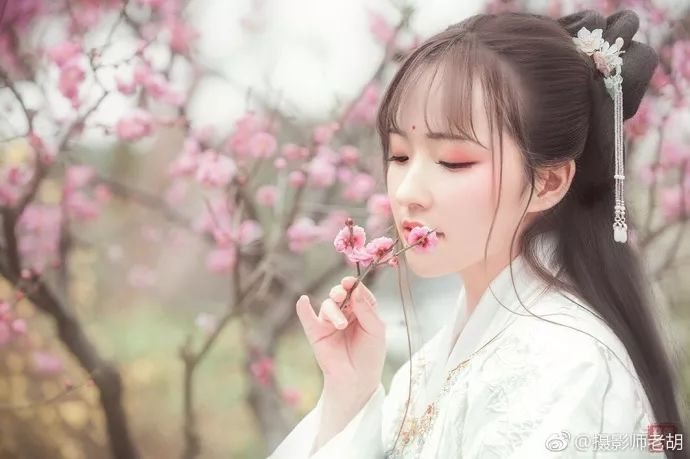 季节向暖，花事未央。春天的故事，是从心里沾染的一缕清露，从风行陌上，到草木拔节生长，直至花开十里，一寸寸，都是无比清朗暖盈。一些情意，在温婉的时光越发厚重，成了时光旅途里不可磨灭的印痕。