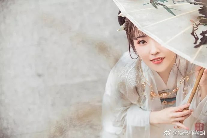 春天，总是给人希冀，给人明媚，给人予以温暖。春回大地，万物复苏，那一抹绿意惹了谁的眼？那一朵小花装点了谁的梦？日光倾城，从里而外的光亮，让人有发自内心的喜悦，仿佛空气中都飘散着花香。我在寂静的小院，就可以望见晴空，就可以听见鸟儿叽喳的声音……
