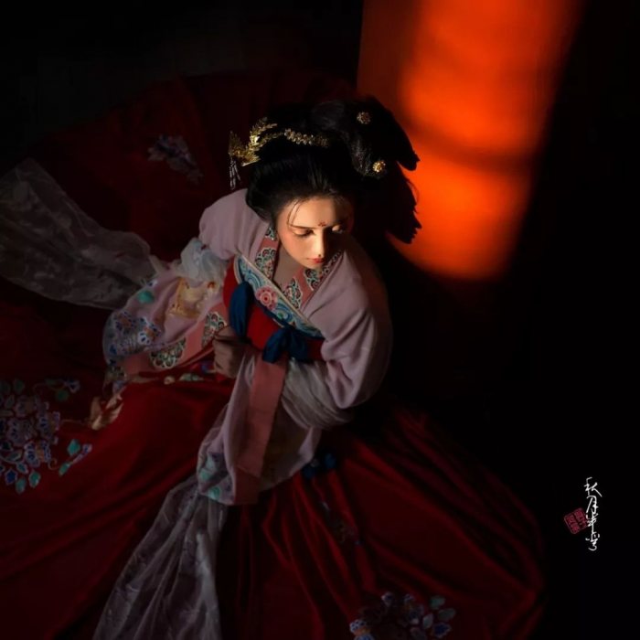 一回首一侧耳，举手投足间，尽展芳华。
