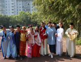 全国接力“中国华服日” 杭州一所小学的老师们穿汉服上课