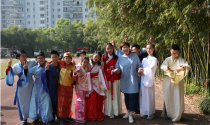 全国接力“中国华服日” 杭州一所小学的老师们穿汉服上课